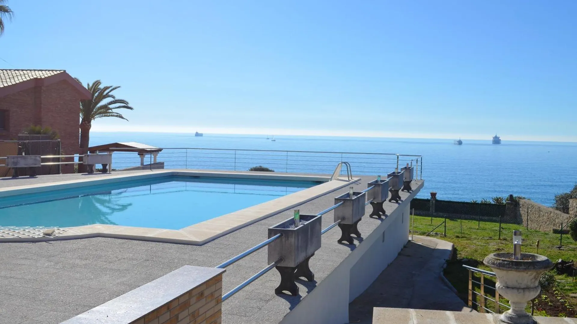 Spacious Tarragona Apartment with Pool